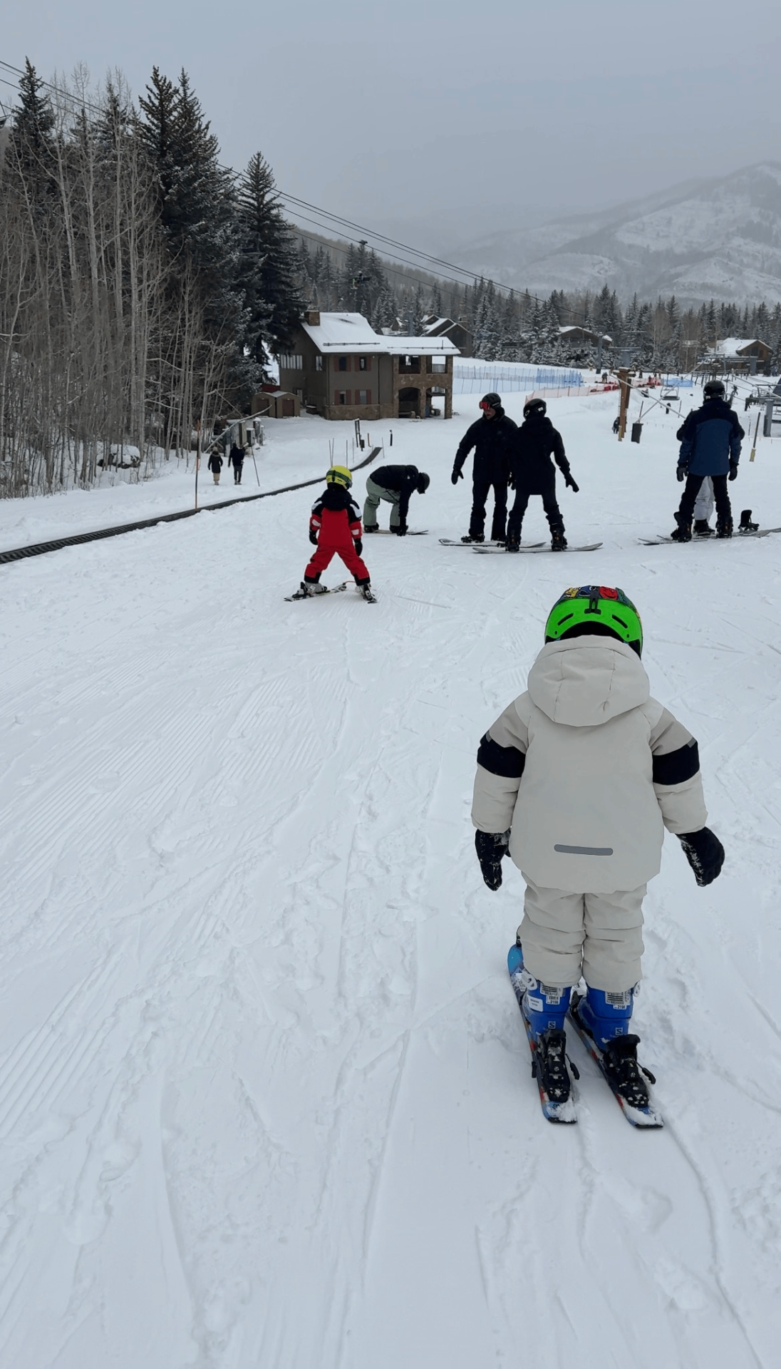 Clase de ski para niños en la base de la montaña